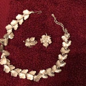 VINTAGE ESTATE Necklace set w/clip earrings.